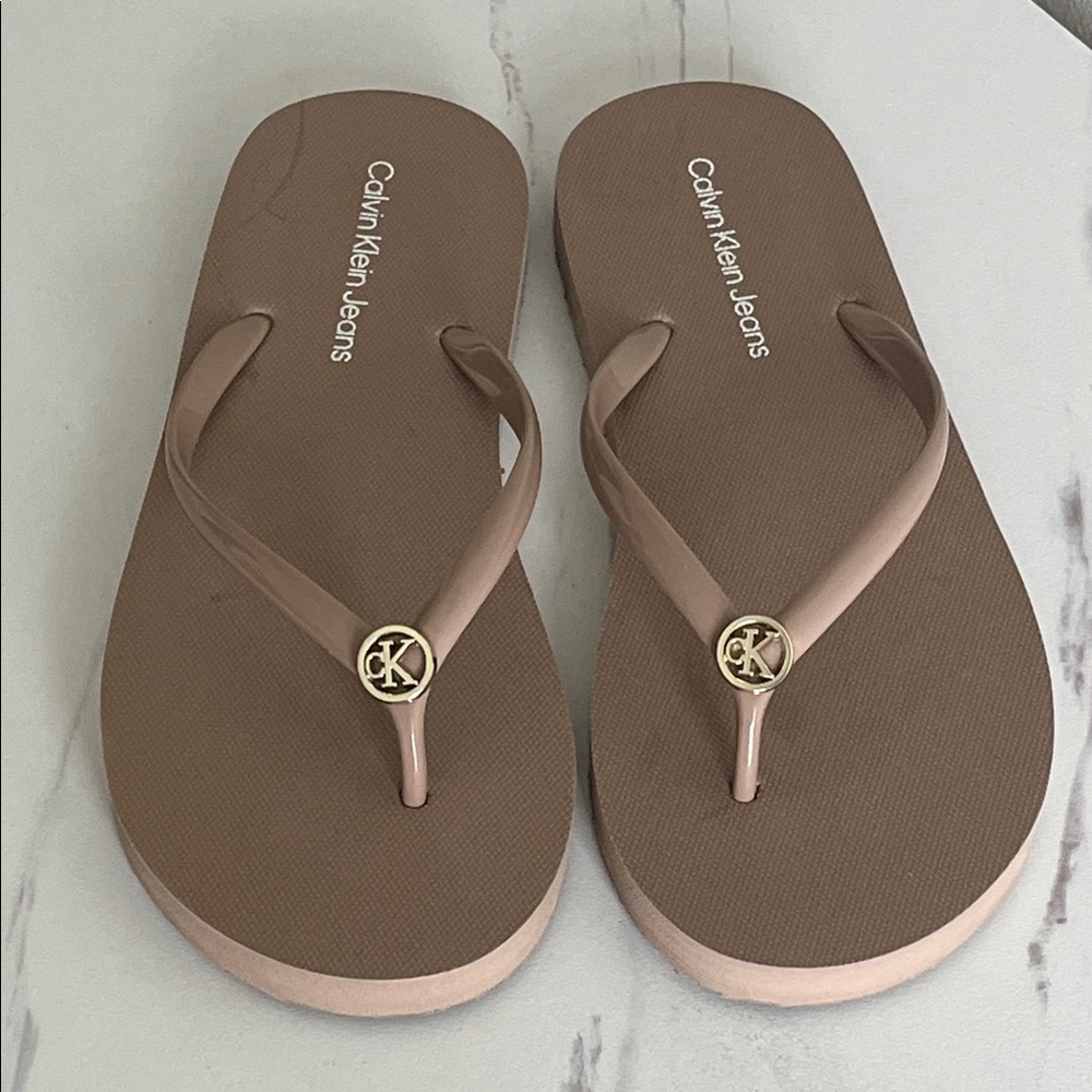 Calvin Klein Jeans Nude Beige Logo Toe-Post Sandals Size 8